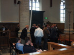...maar de eerste gastzangers komen binnen in de kerk.